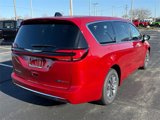 New 2025 Chrysler Pacifica Select image 3