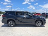 Used 2020 Toyota Highlander XLE w/ Phone Cable & Charge Package image 3
