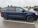 Used 2014 Chrysler Town & Country Touring image 3