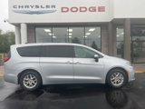 Used 2023 Chrysler Pacifica Touring-L image 2