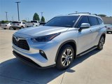 Used 2023 Toyota Highlander XLE image 3