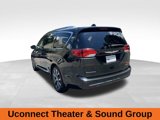 Used 2017 Chrysler Pacifica Limited image 3