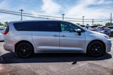 Used 2023 Chrysler Pacifica Touring-L image 4