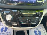 Used 2022 Chrysler Pacifica Touring-L image 3