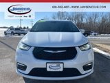 Used 2022 Chrysler Pacifica Touring-L image 2