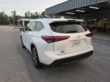 Used 2021 Toyota Highlander XLE image 3