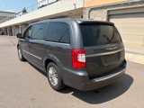 Used 2015 Chrysler Town & Country Touring-L image 5