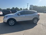 Used 2018 Nissan Rogue Sport SV image 2