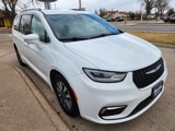Used 2021 Chrysler Pacifica Touring-L image 3