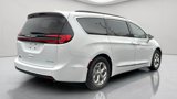 Used 2022 Chrysler Pacifica Limited image 3