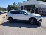 Used 2023 Volkswagen Tiguan SE image 2