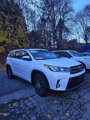 Used 2017 Toyota Highlander SE w/ Carpet Mat Package image 2
