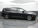 Used 2023 Chrysler Pacifica Touring-L image 3