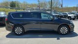 Used 2023 Chrysler Pacifica Touring-L image 3