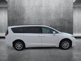 Used 2022 Chrysler Pacifica Touring-L image 4