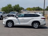Used 2021 Toyota Highlander LE image 3