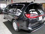 Used 2023 Chrysler Pacifica Touring-L image 4