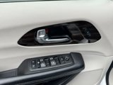 Used 2023 Chrysler Pacifica Limited image 3