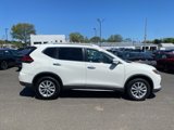 Used 2017 Nissan Rogue SV image 2
