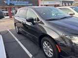 Used 2017 Chrysler Pacifica Touring image 2