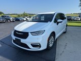Used 2023 Chrysler Pacifica Touring-L image 3