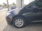 Used 2021 Chrysler Pacifica Touring-L image 2