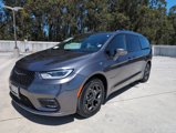 Used 2022 Chrysler Pacifica Limited w/ Uconnect Theater Family Group image 3