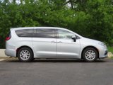 Used 2023 Chrysler Pacifica Touring-L image 2