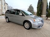 Used 2016 Chrysler Town & Country Touring image 4