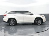 Used 2017 Toyota Highlander XLE image 2
