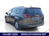 Used 2022 Chrysler Pacifica Touring-L image 4