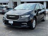 Used 2023 Chrysler Pacifica Touring-L image 6