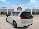 Used 2025 Chrysler Pacifica Select image 3
