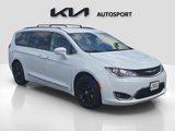 Used 2020 Chrysler Pacifica Touring-L image 3