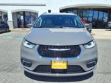 Used 2021 Chrysler Pacifica Touring-L image 3