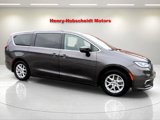 Used 2023 Chrysler Pacifica Touring-L image 4