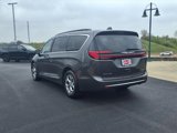 Used 2023 Chrysler Pacifica Limited image 3