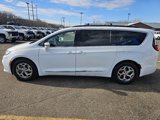 Used 2022 Chrysler Pacifica Limited image 2
