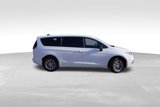 New 2025 Chrysler Pacifica Select image 2