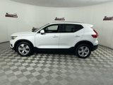 Used 2022 Volvo XC40 T4 Momentum image 1
