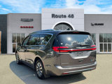 Used 2021 Chrysler Pacifica Touring-L w/ Uconnect Theater Family Group image 4