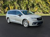 Used 2023 Chrysler Pacifica Limited image 2