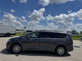 Used 2022 Chrysler Pacifica Touring-L image 6