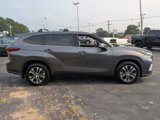Used 2021 Toyota Highlander XLE image 3