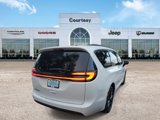 New 2025 Chrysler Pacifica Select image 4
