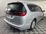 Used 2023 Chrysler Pacifica Touring-L image 5