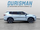 Used 2023 Mitsubishi Outlander SE image 2