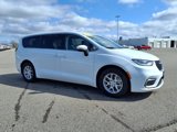 Used 2023 Chrysler Pacifica Touring-L image 2