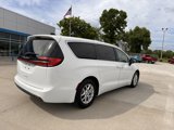 Used 2023 Chrysler Pacifica Touring-L image 3