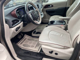 Used 2017 Chrysler Pacifica Limited image 6